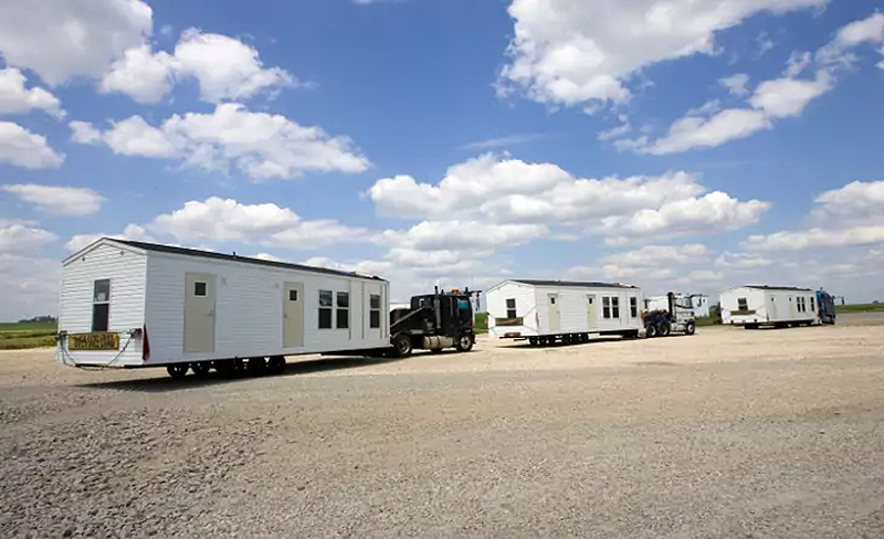 Mobile-homes-being-transported