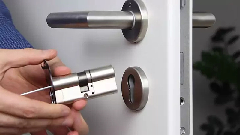 Smart-lock-door